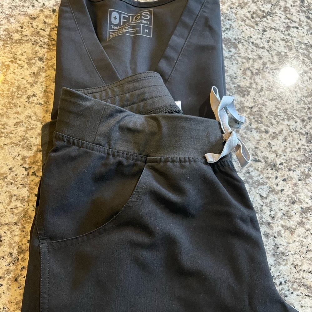 Figs Black Pair